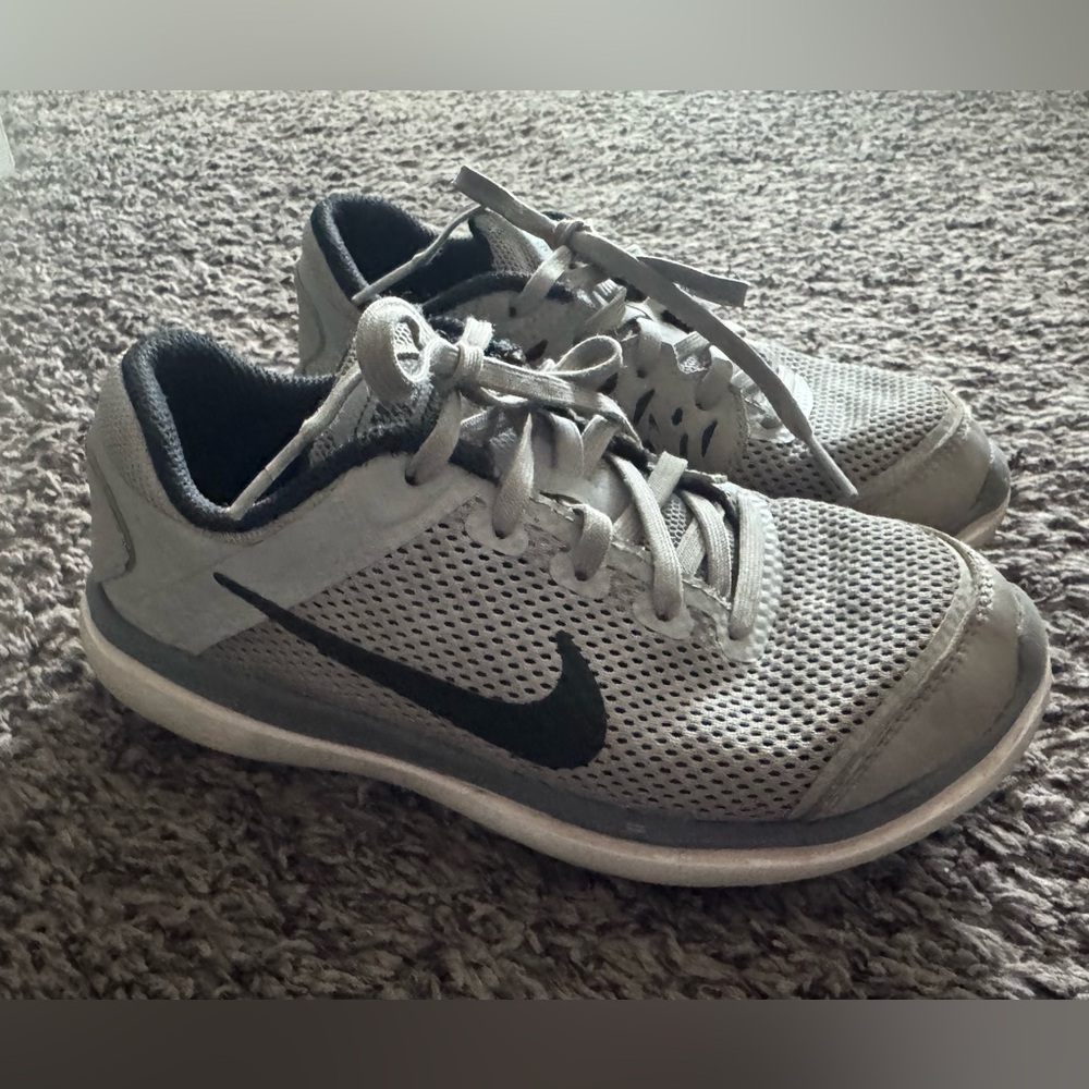 Nike youth boy sz 1.5 Gray Athletic Shoes